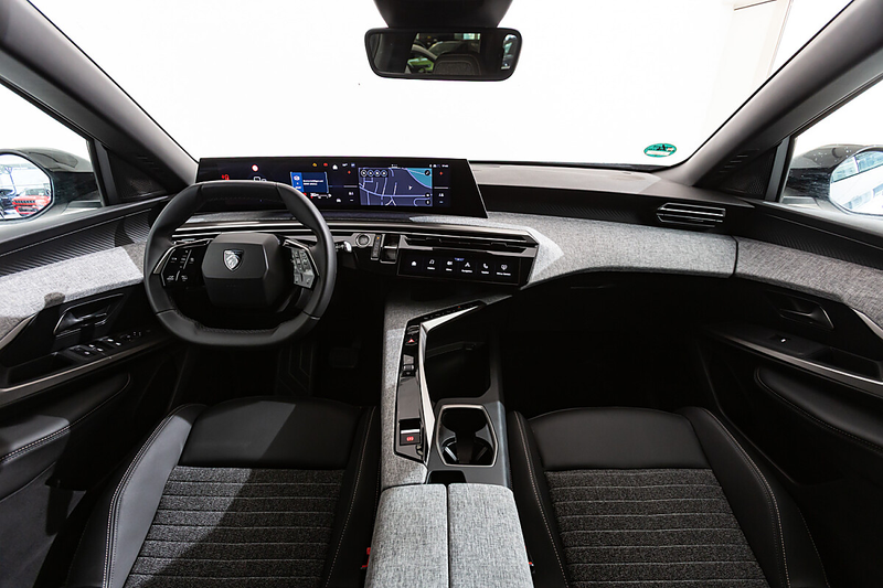 Peugeot 5008 1.2 Hybrid 145 Allure — photo 6