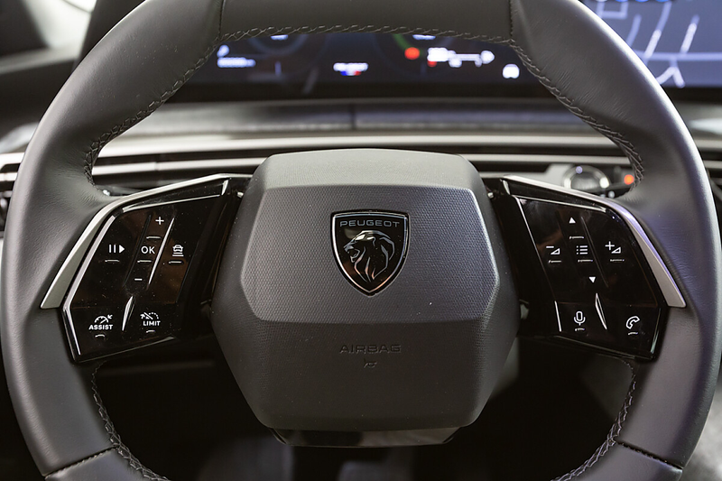 Peugeot 5008 1.2 Hybrid 145 Allure — photo 13