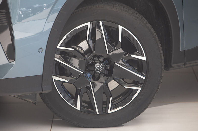 Peugeot 5008 1.2 Hybrid 145 Allure — photo 2