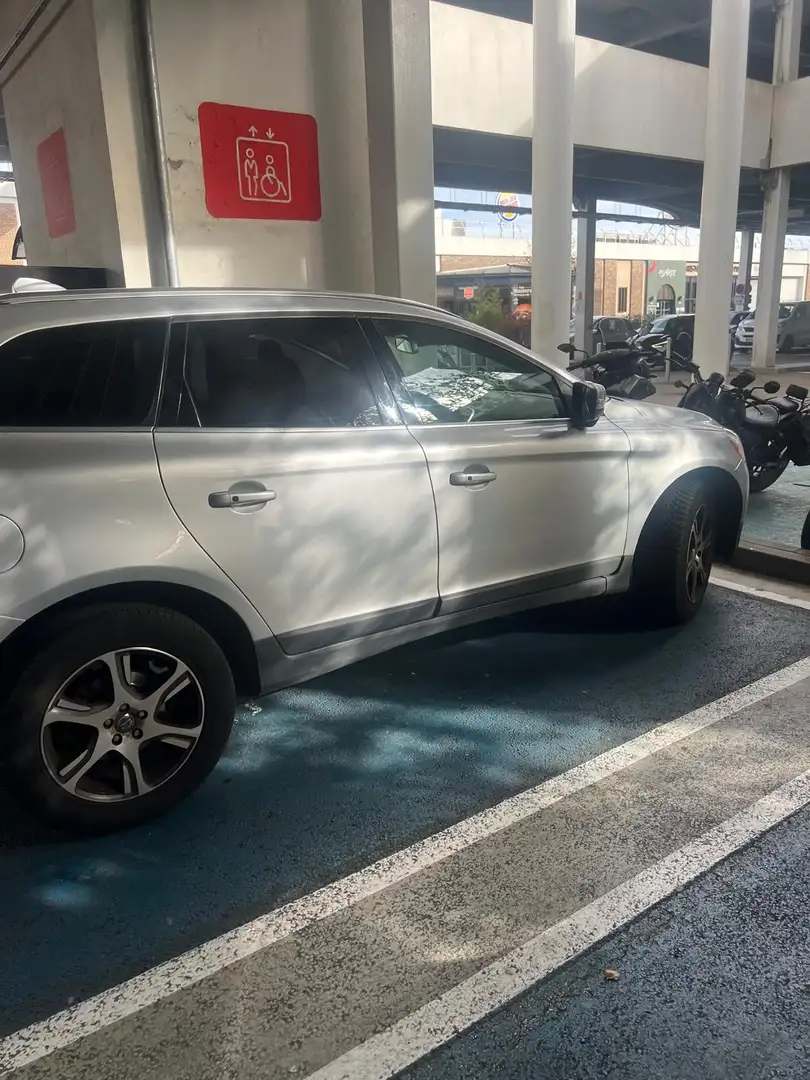 Volvo XC60 D5 AWD Xénium Geartronic A - 2