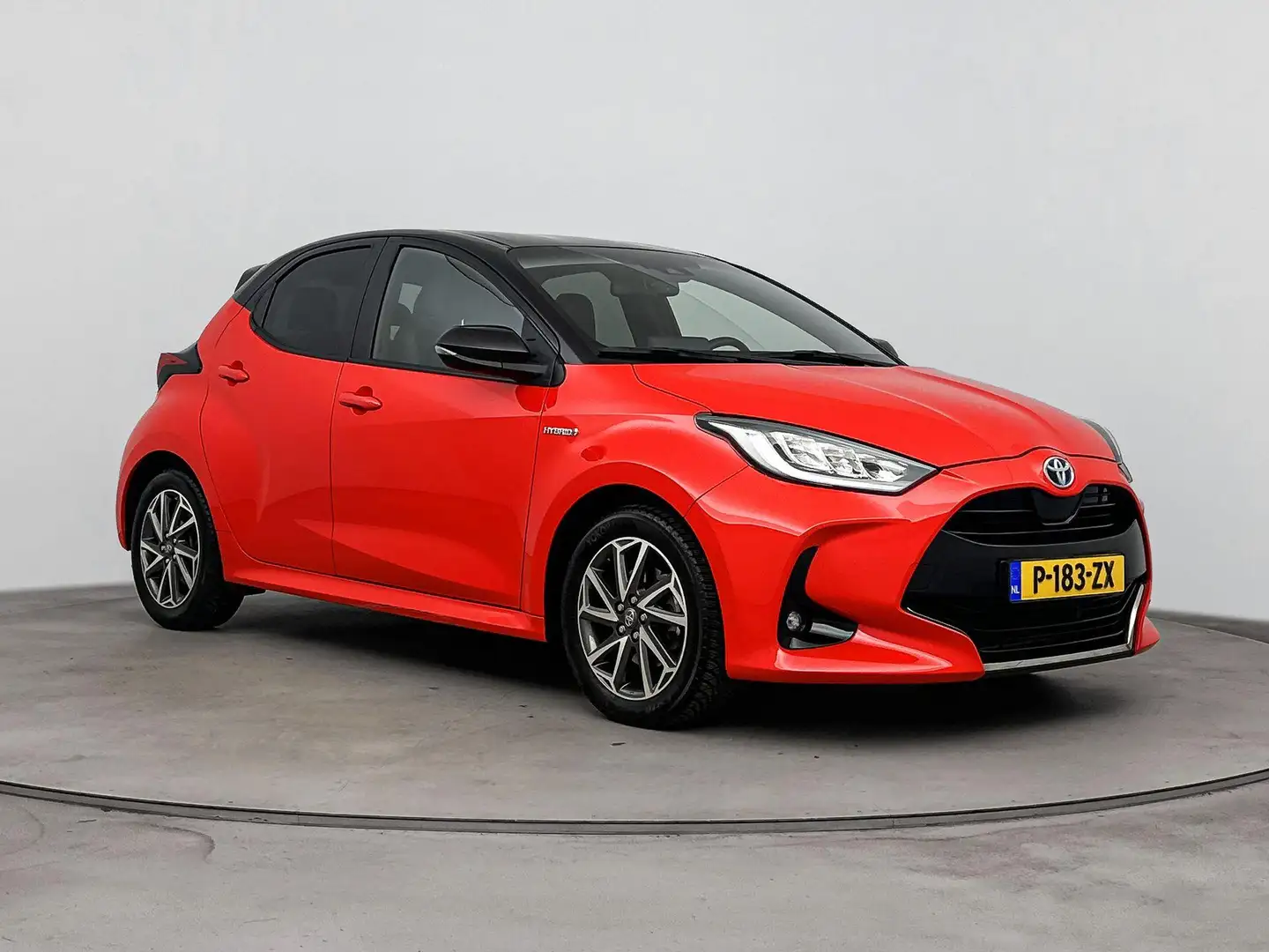 Toyota Yaris 1.5 HYBRID LAUNCH EDITION | ALL SEASONS | TWO TONE Rood - 2
