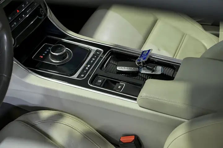 Jaguar XE 2.0 i4 Prestige Aut. 2017, foto 36