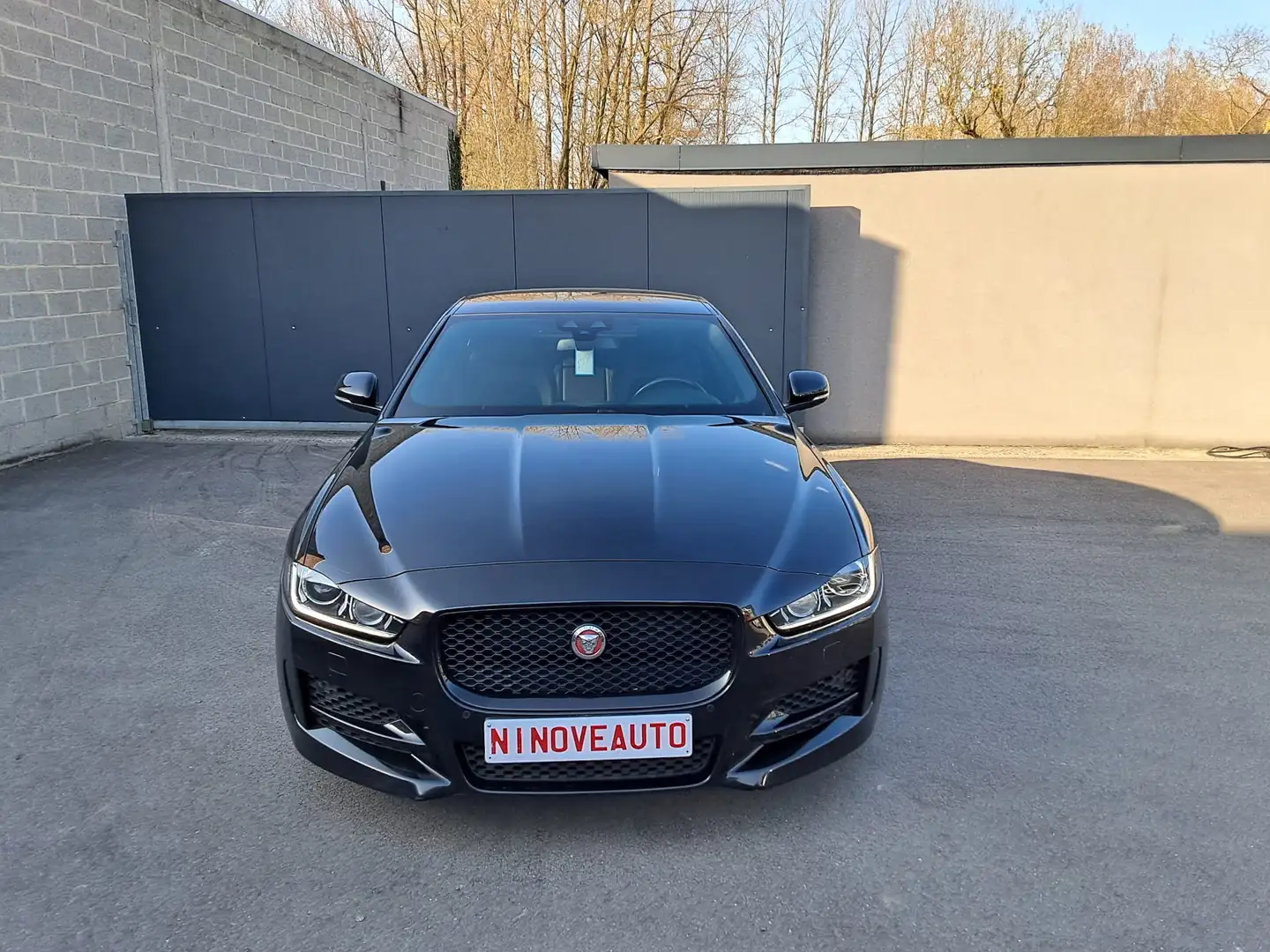 Jaguar XE 2.0 D E-Performance P R-SPORT NAVI CAM PARKH V&A Schwarz - 1