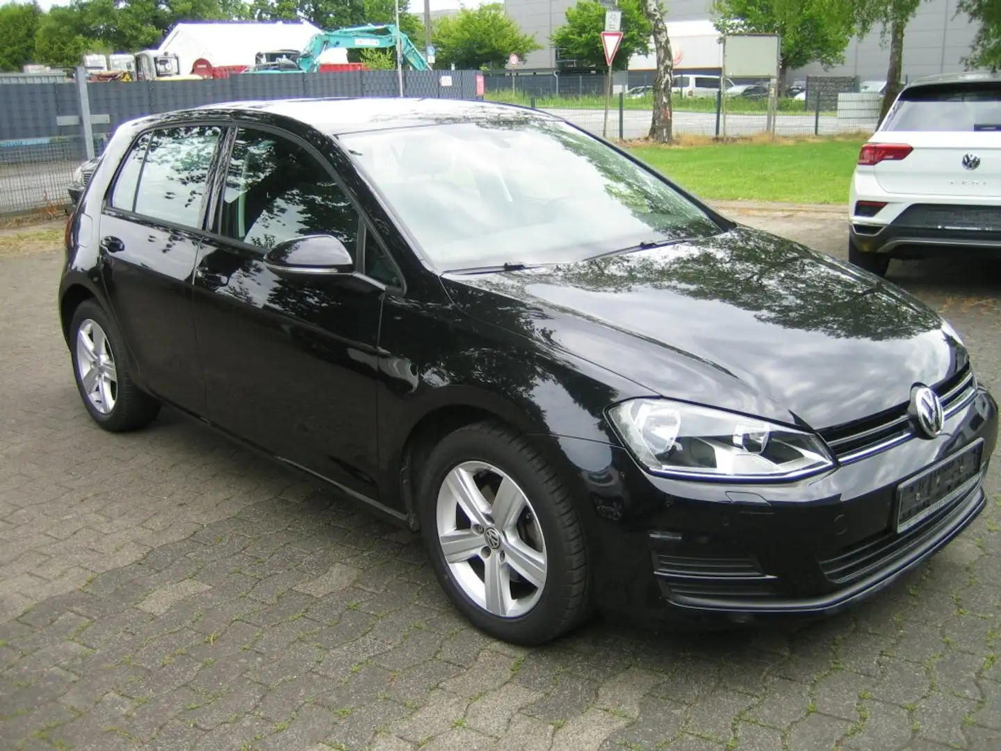 Volkswagen Golf Comfortline BMT!2HD!!Scheckheft!!TOP!!Mod.15!! Schwarz - 2