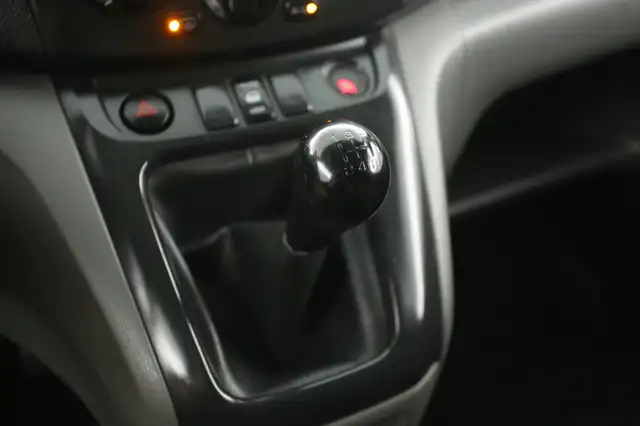 Nissan NV200 view 17