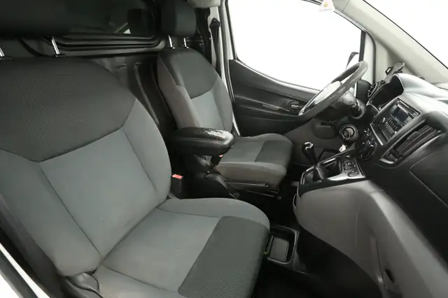 Nissan NV200 view 10