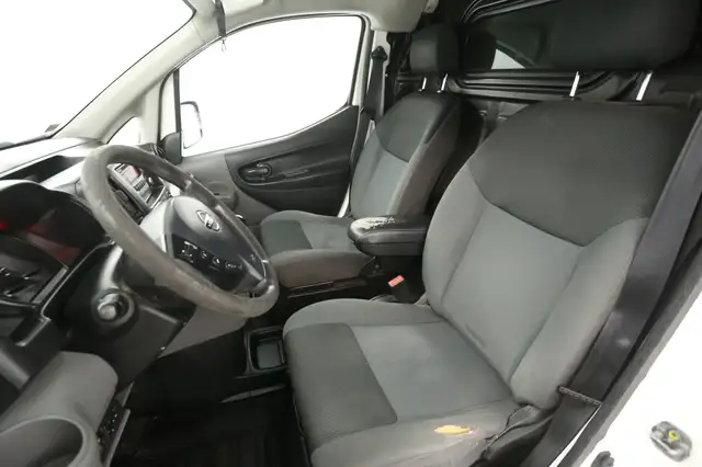 Nissan NV200 view 9