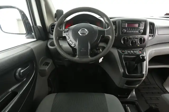 Nissan NV200 view 2