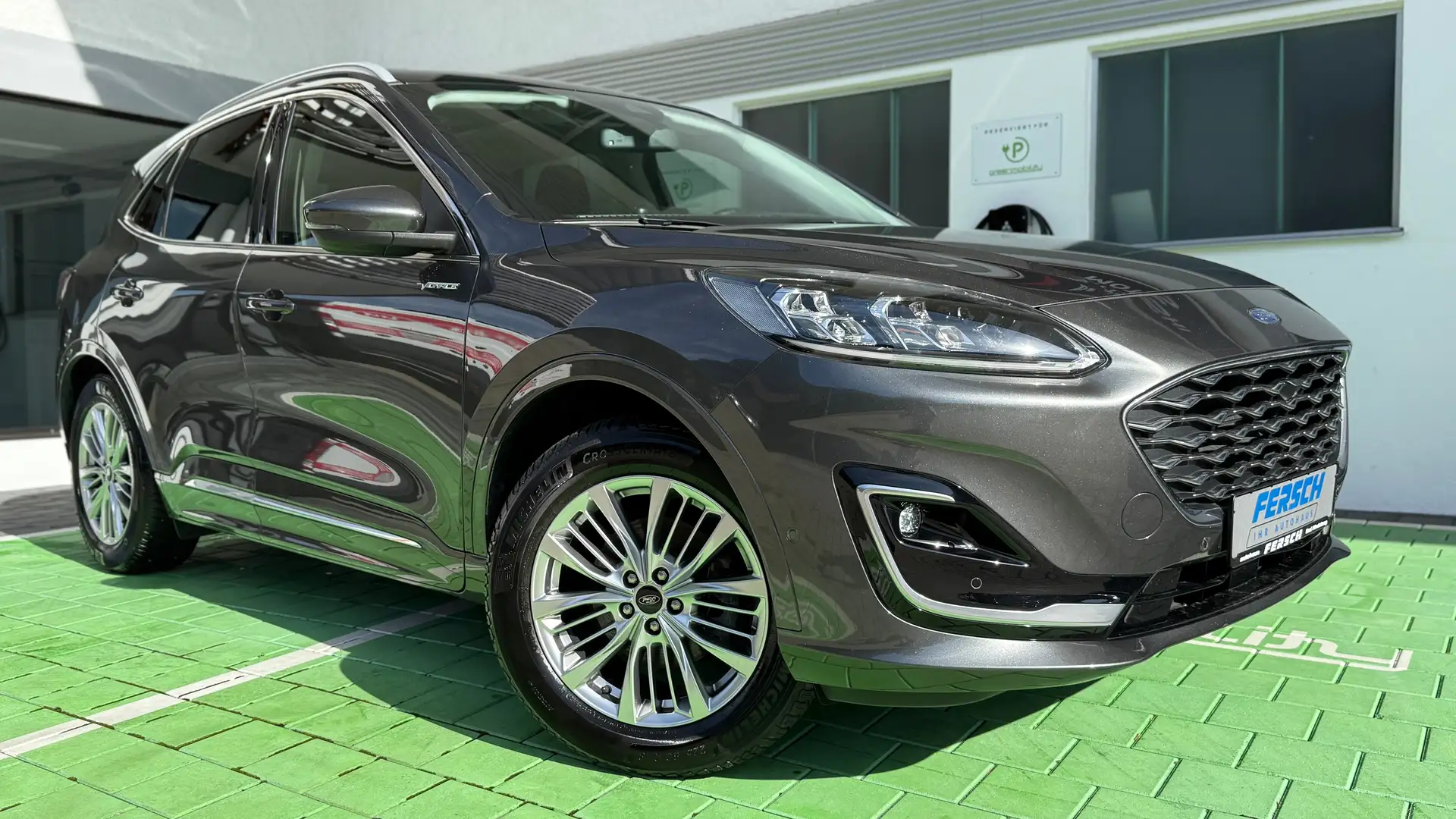 Ford Kuga 2.5 FHEV Autom. Vignale m. Navi u. Freisprecheinr. Grau - 1