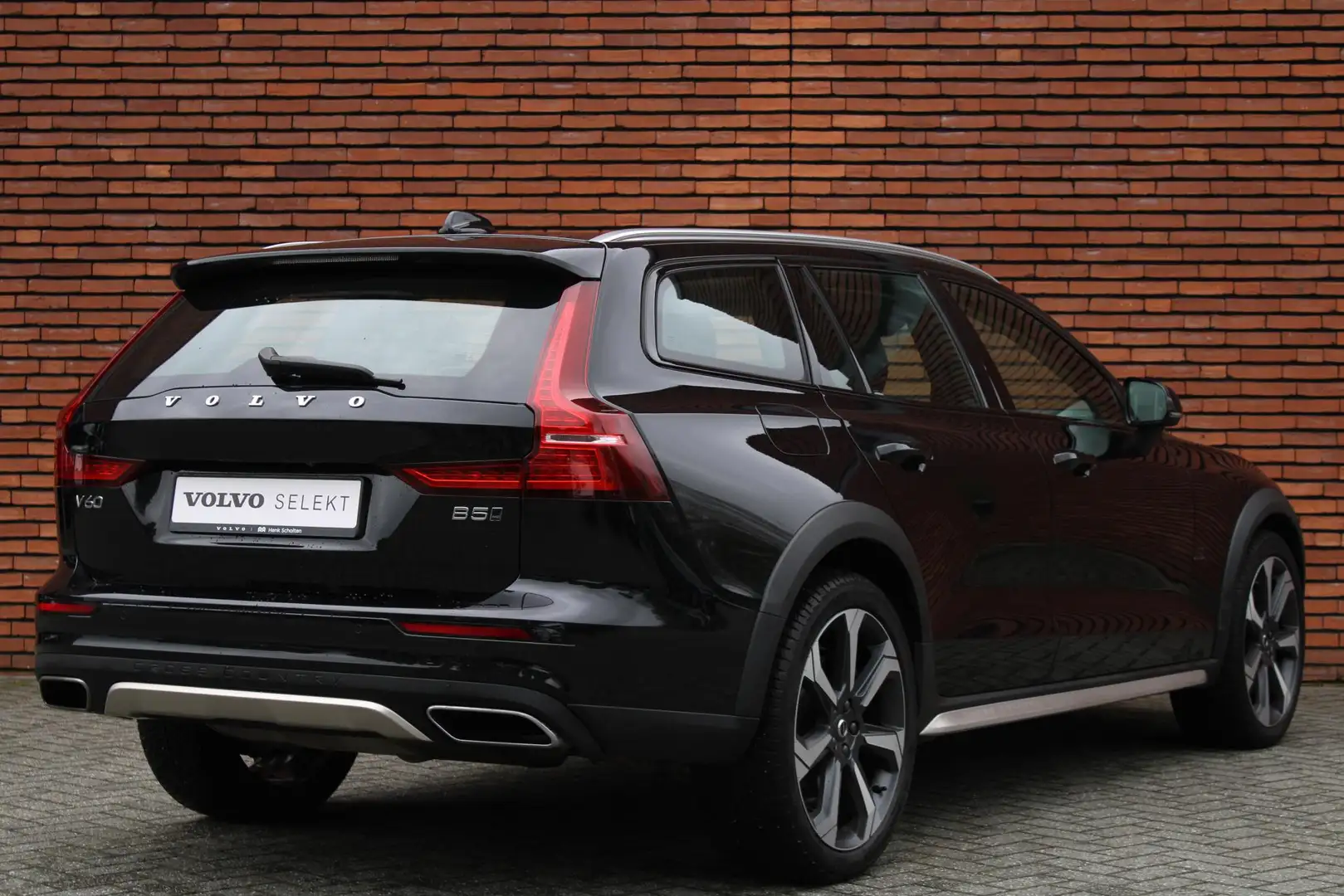 Volvo V60 Cross Country B5 AUT8 250PK AWD Pro, 20" Lichtmetalen Velgen, Pa Black - 2