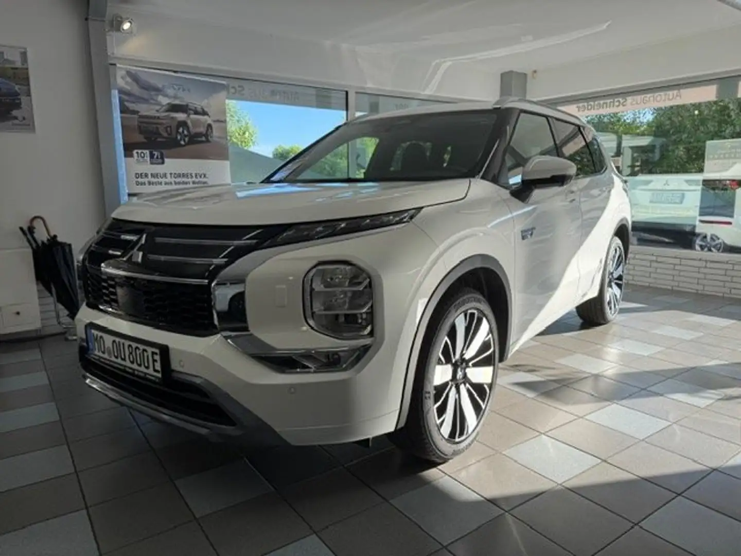 Mitsubishi Outlander 2.4 4WD Plug-In Hybrid Top Білий - 1
