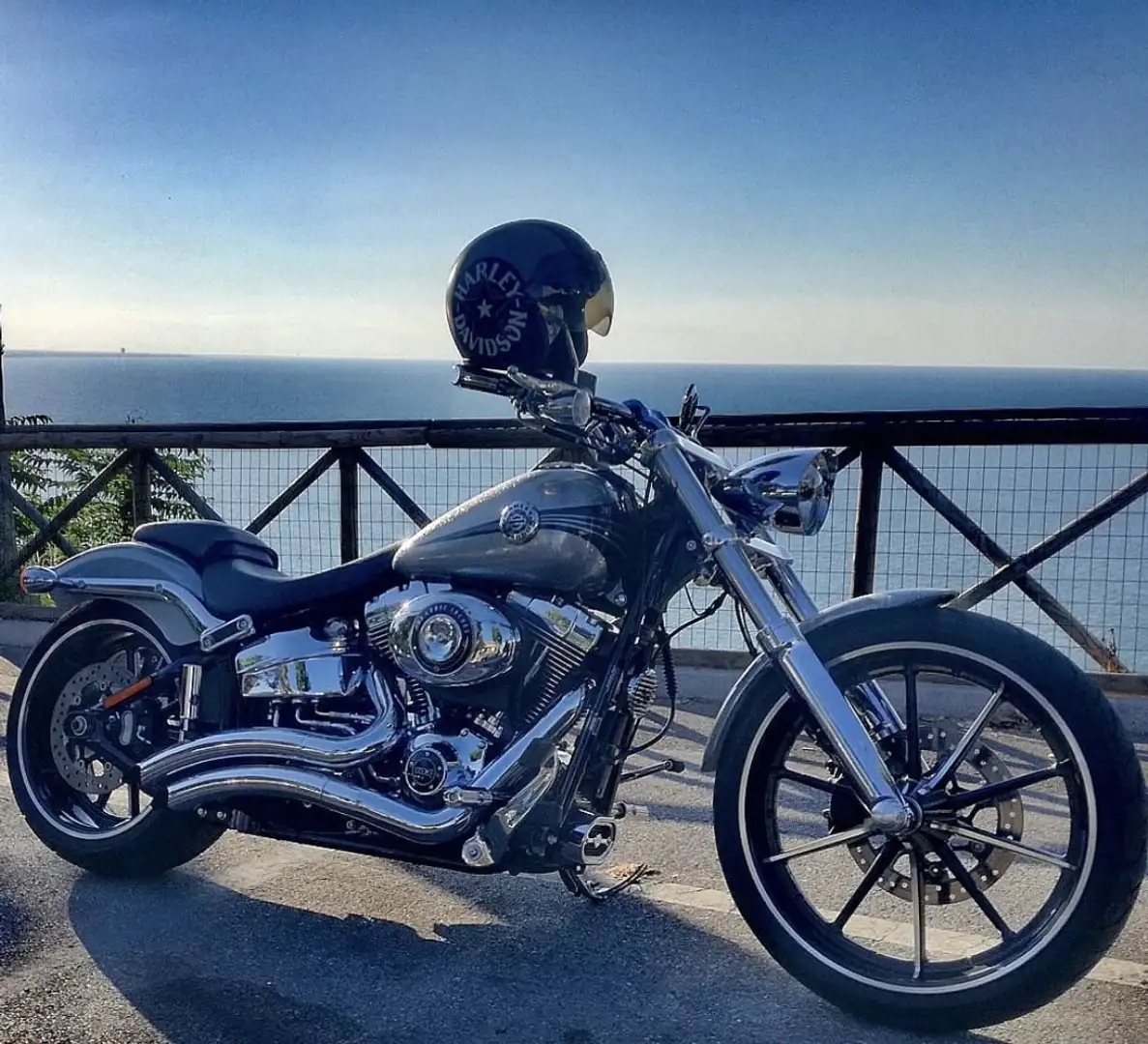 Harley-Davidson Breakout Gris - 2