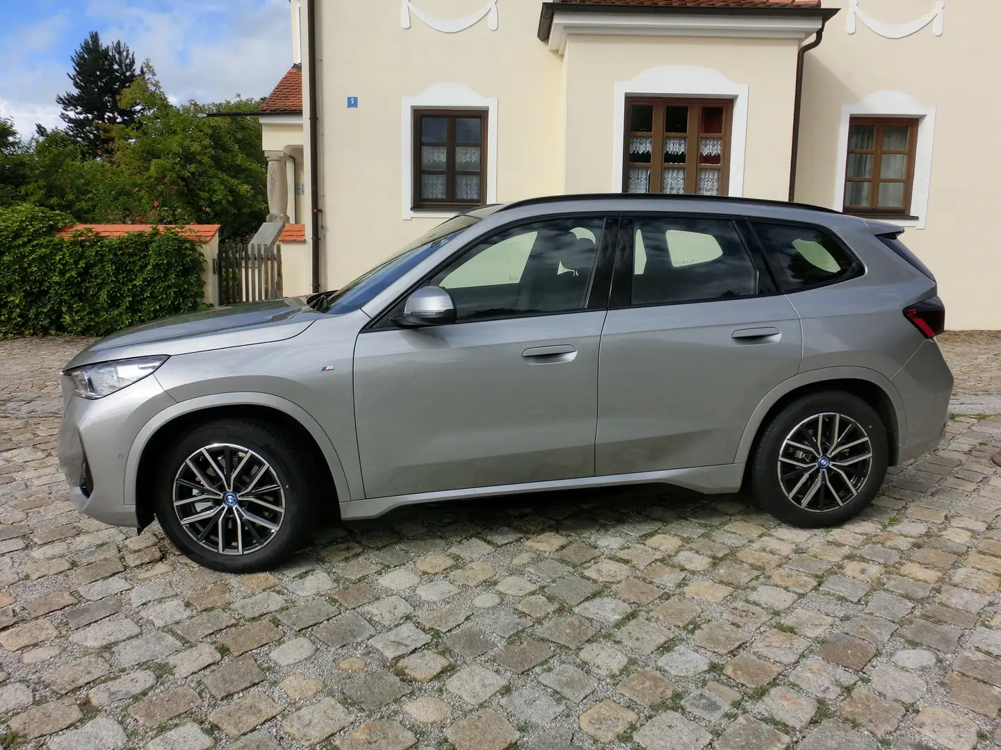 BMW iX1 iX1 xDrive30 M Sportpaket Grau - 2