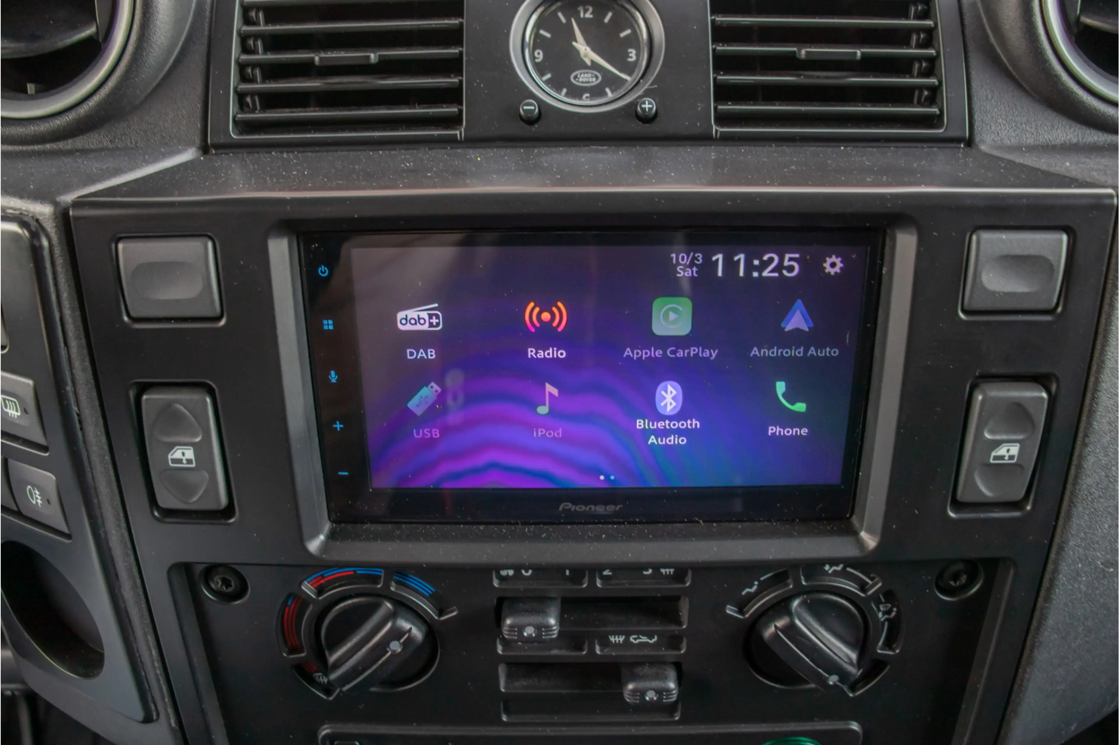 Land Rover Defender 2.4 TD 90 Station Wagon, Carplay, Trekhaak, DAB+, — photo 13