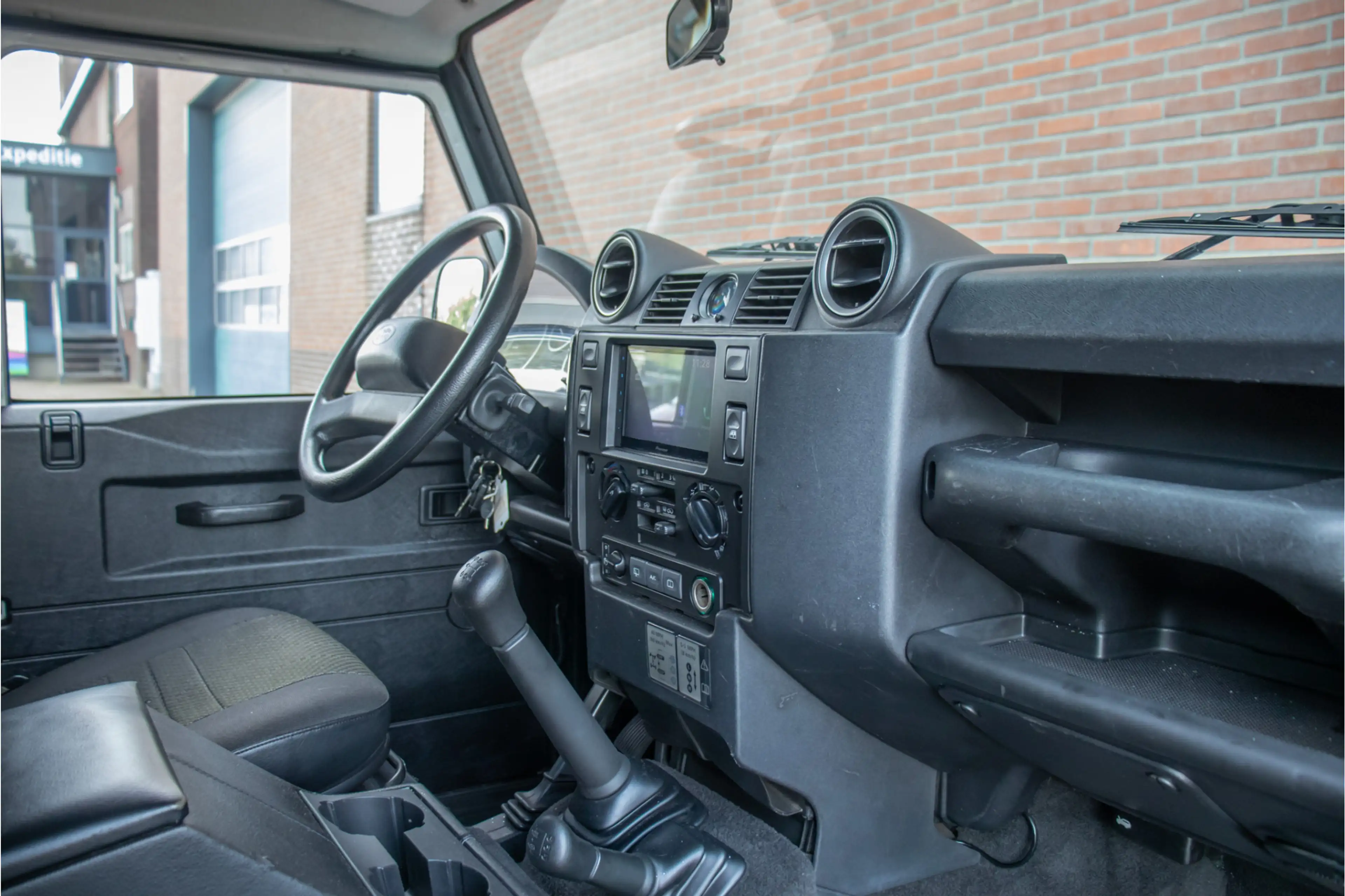 Land Rover Defender 2.4 TD 90 Station Wagon, Carplay, Trekhaak, DAB+, — photo 20