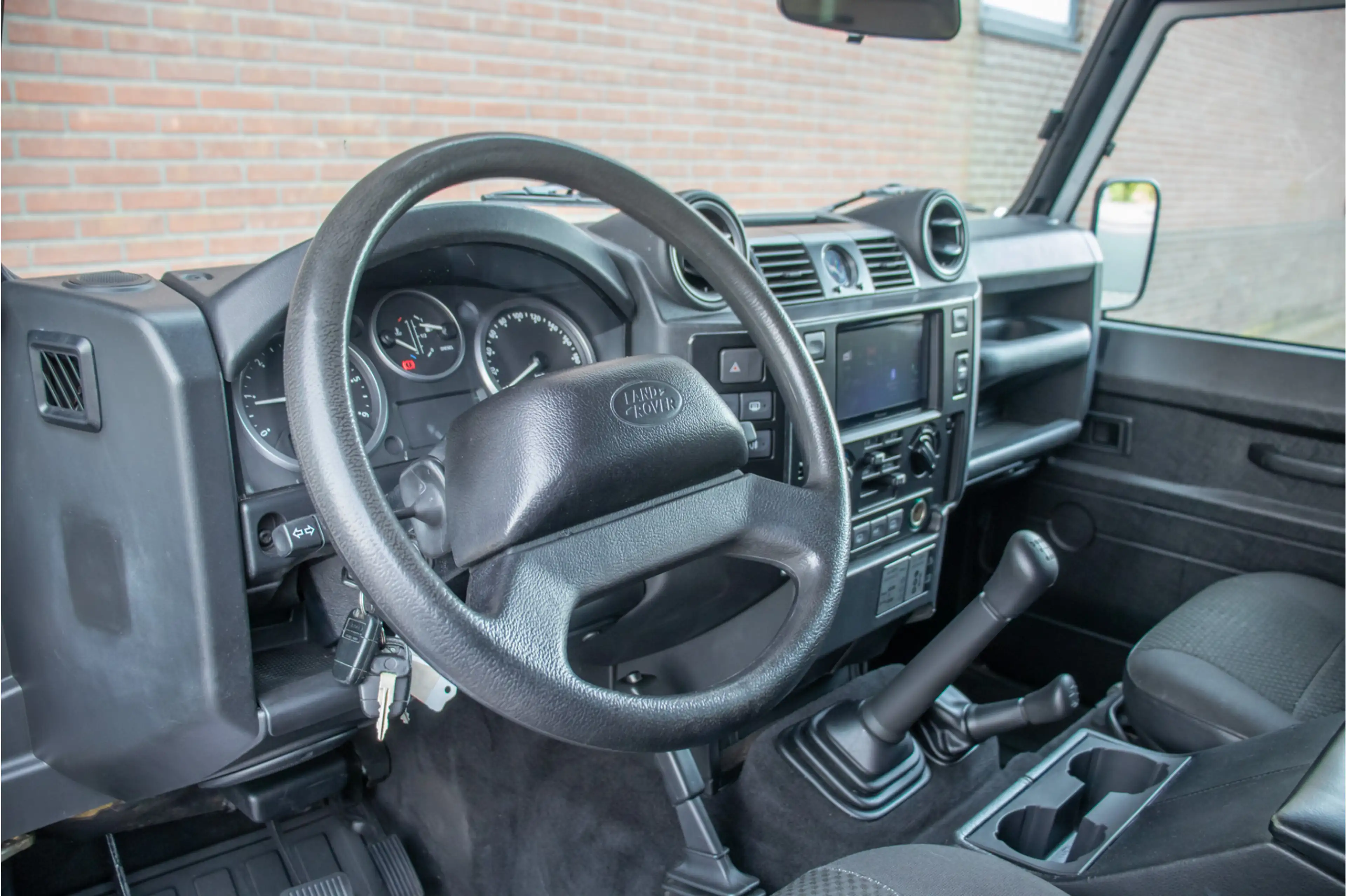 Land Rover Defender 2.4 TD 90 Station Wagon, Carplay, Trekhaak, DAB+, — photo 2