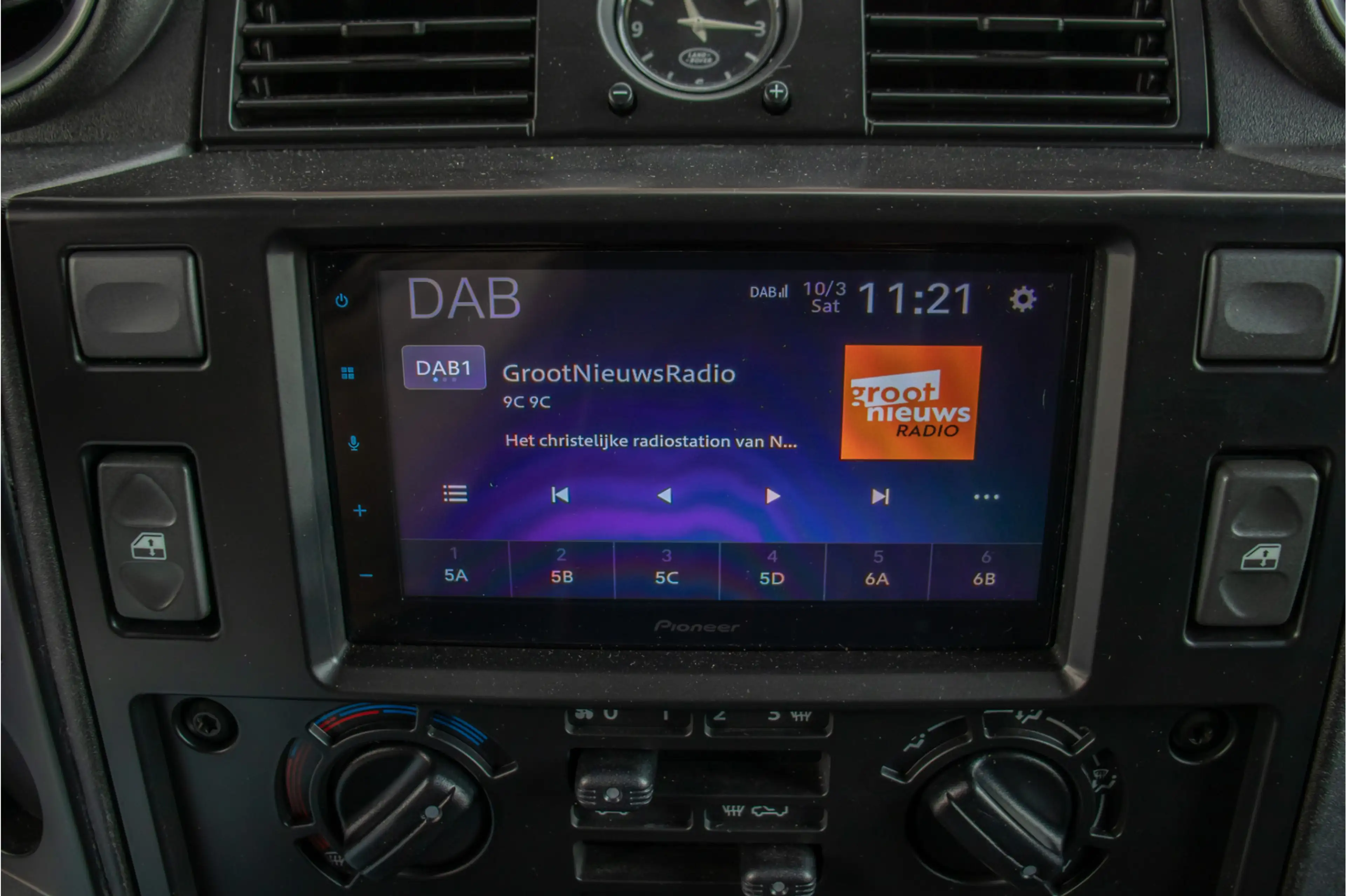Land Rover Defender 2.4 TD 90 Station Wagon, Carplay, Trekhaak, DAB+, — photo 14
