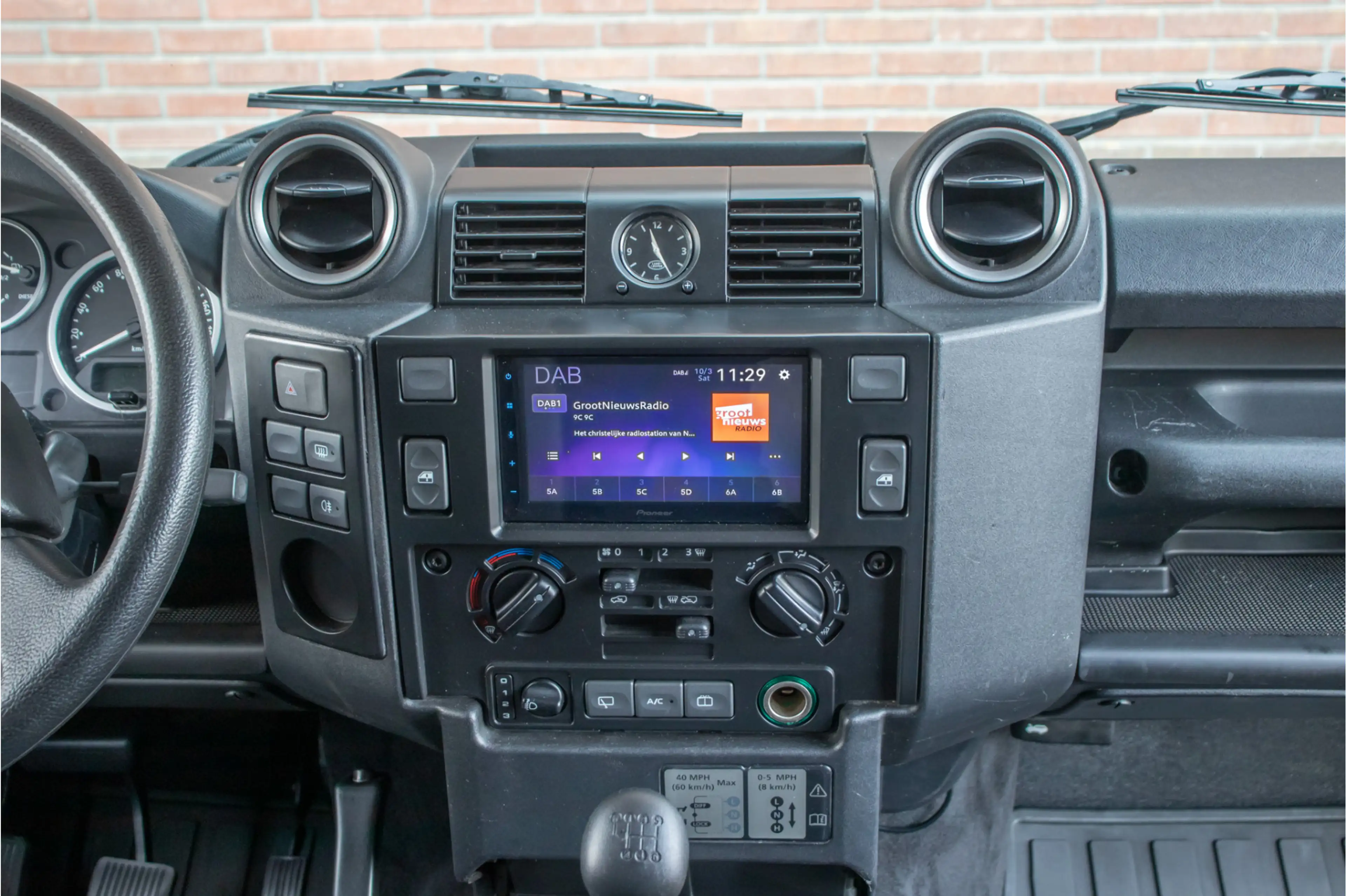 Land Rover Defender 2.4 TD 90 Station Wagon, Carplay, Trekhaak, DAB+, — photo 12