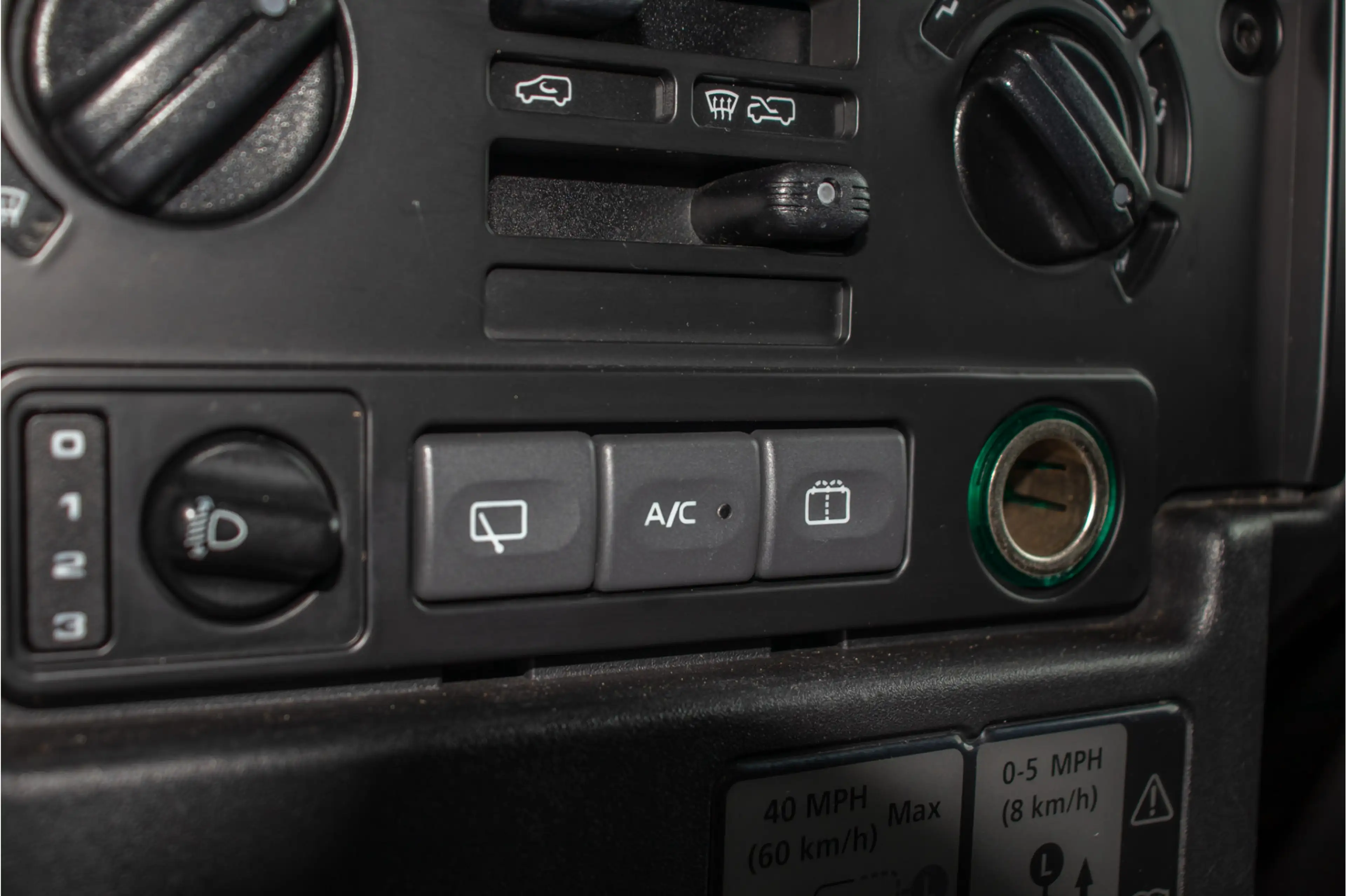 Land Rover Defender 2.4 TD 90 Station Wagon, Carplay, Trekhaak, DAB+, — photo 15