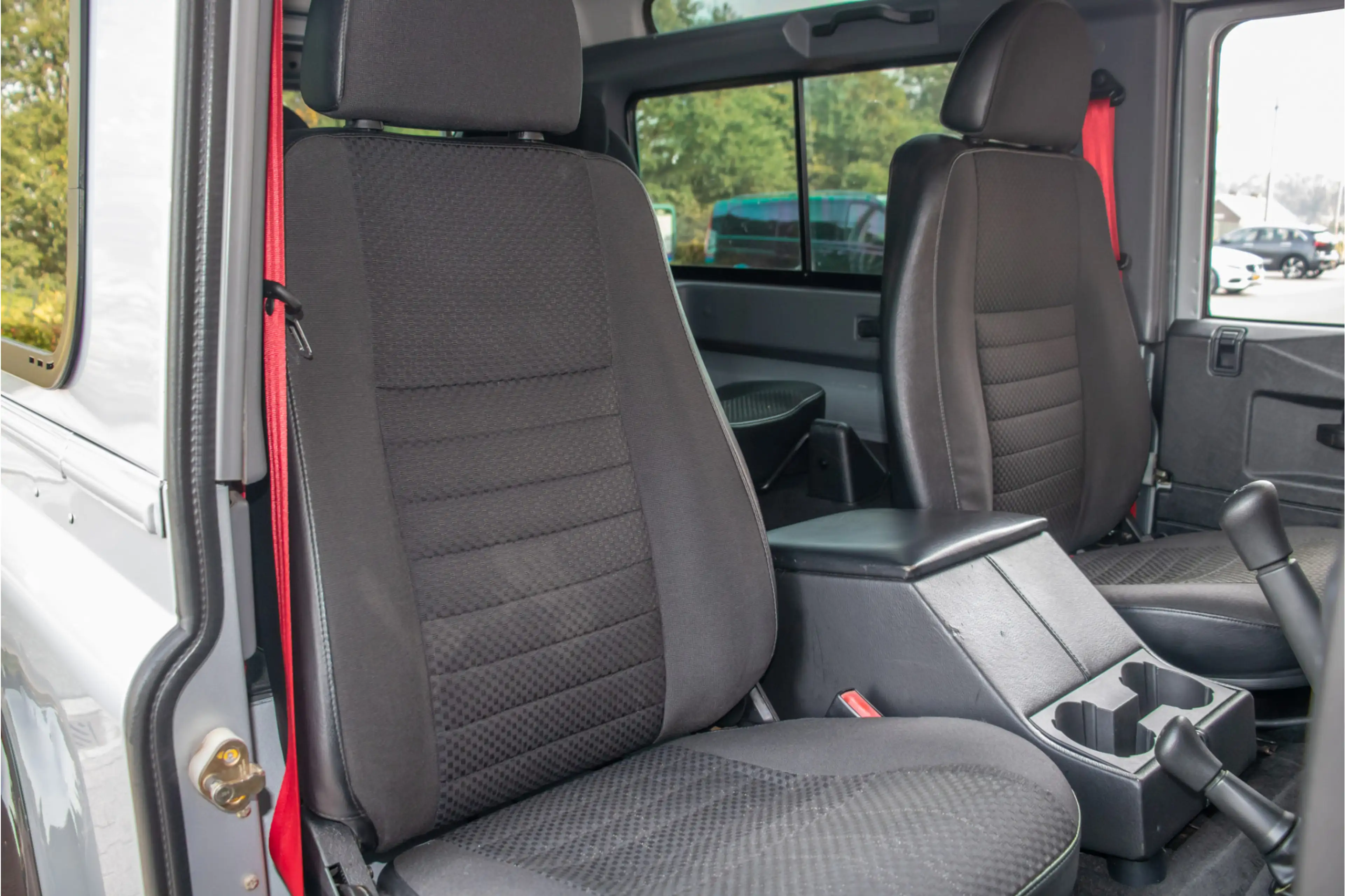 Land Rover Defender 2.4 TD 90 Station Wagon, Carplay, Trekhaak, DAB+, — photo 21