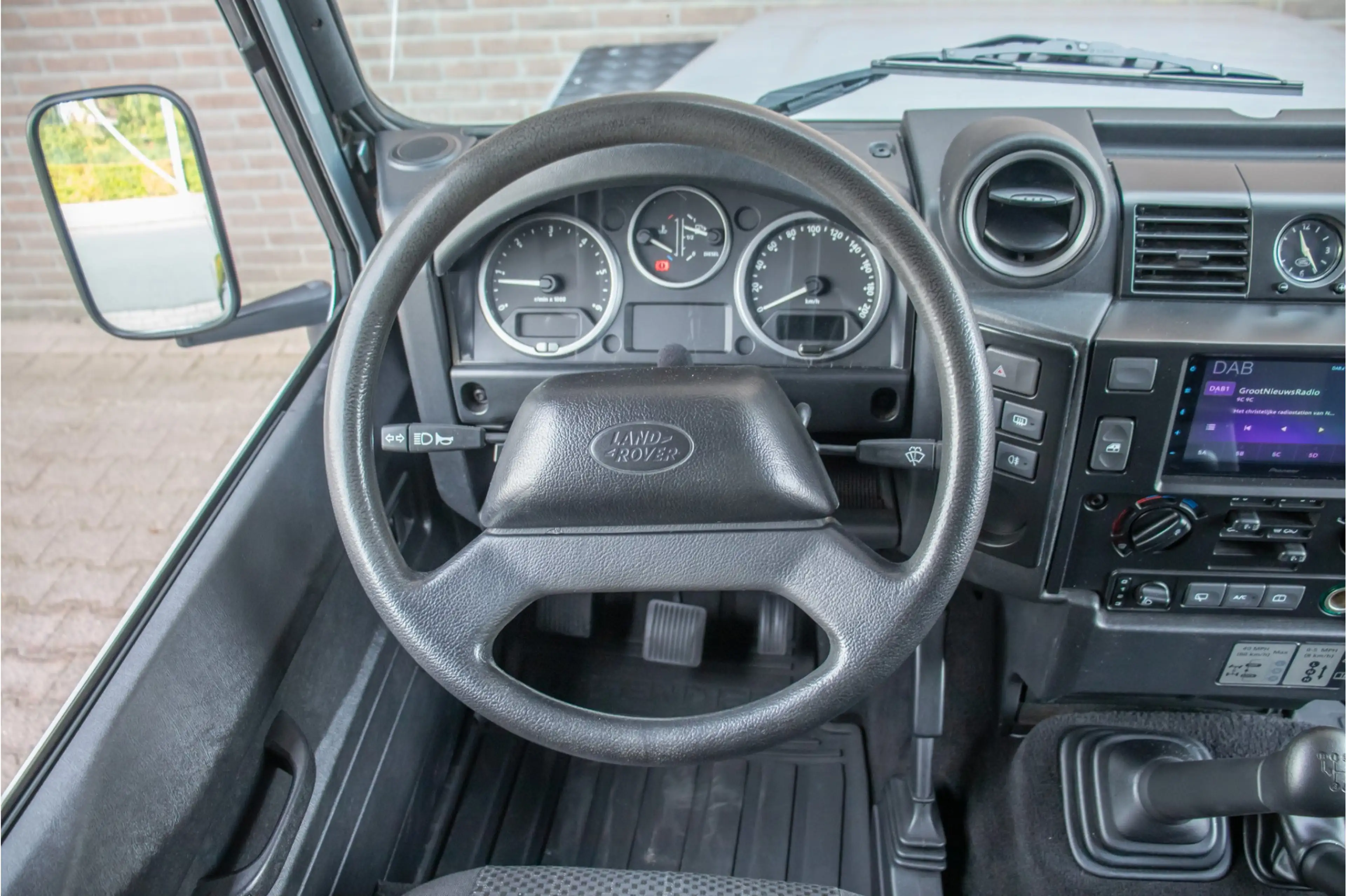 Land Rover Defender 2.4 TD 90 Station Wagon, Carplay, Trekhaak, DAB+, — photo 11