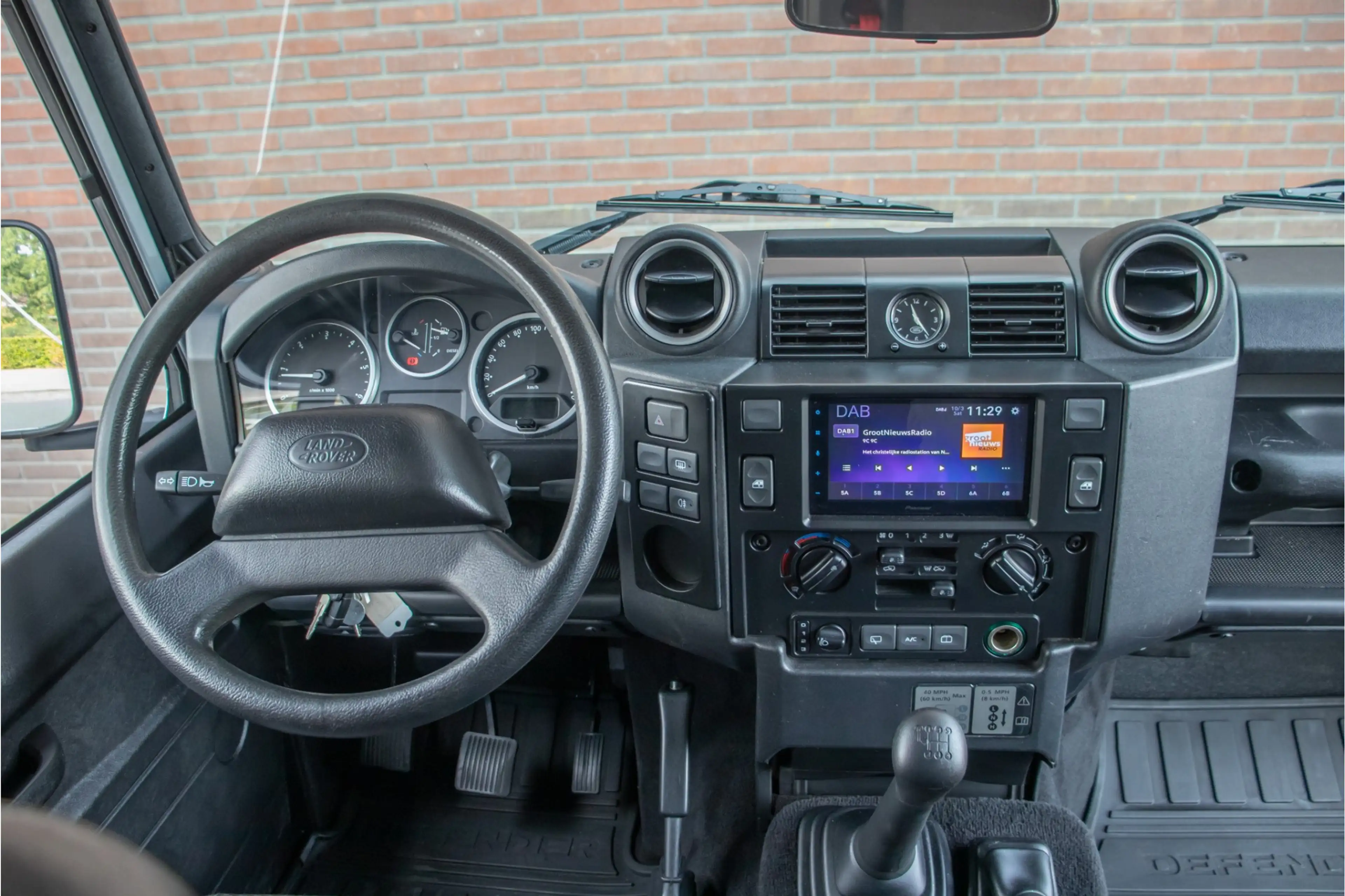 Land Rover Defender 2.4 TD 90 Station Wagon, Carplay, Trekhaak, DAB+, — photo 8