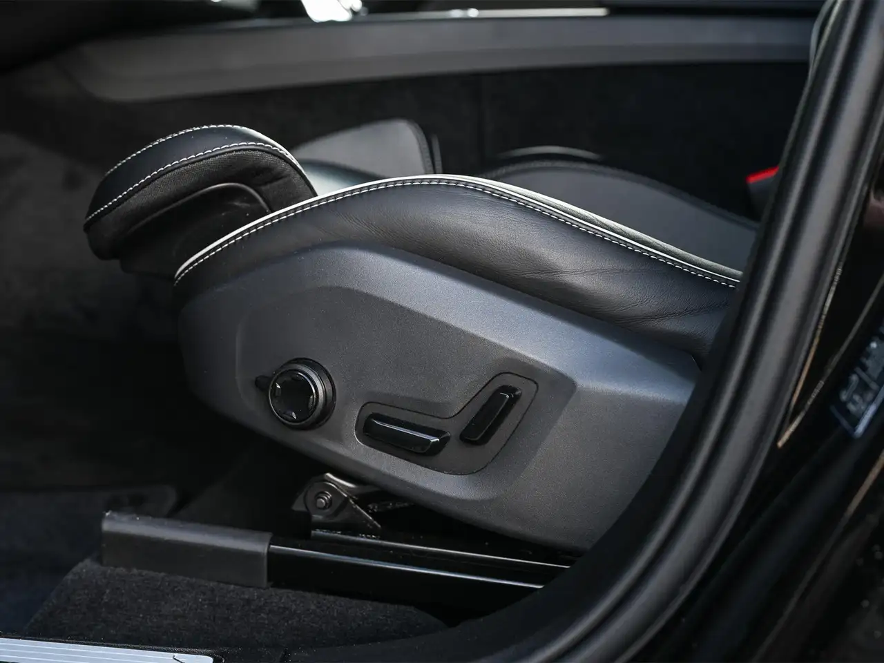 Volvo XC60 2.0 T8 Plug-in hybrid AWD Plus Black Edition Pan, миниатюра 8