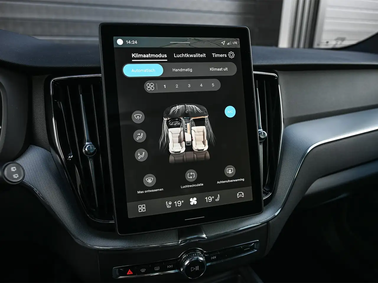 Volvo XC60 2.0 T8 Plug-in hybrid AWD Plus Black Edition Pan, миниатюра 16