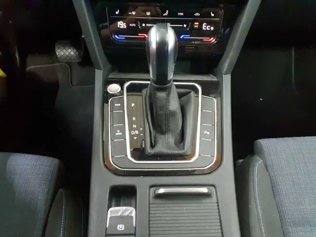 Volkswagen Passat view 10