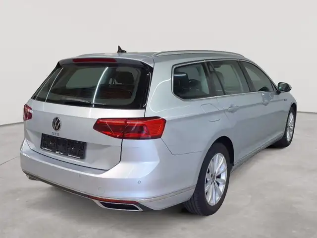 Volkswagen Passat view 4