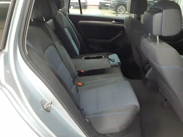 Volkswagen Passat view 13