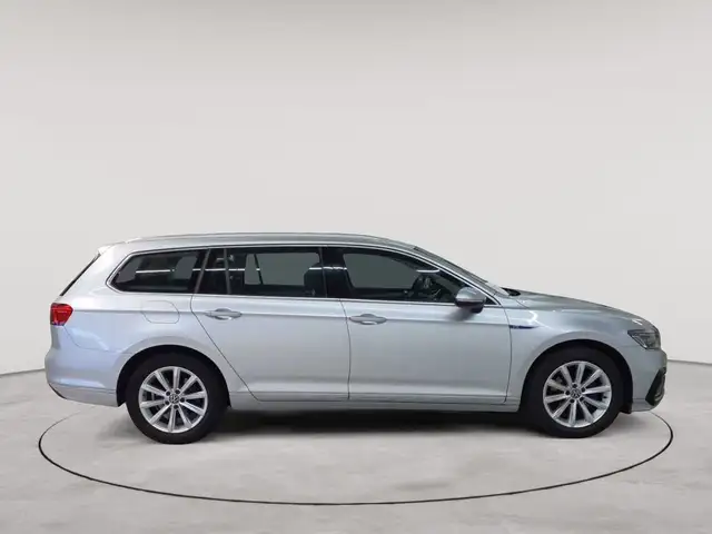 Volkswagen Passat view 3