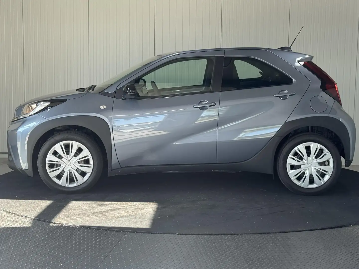 Toyota Aygo X 1.0 VVT-i MT Play Apple CarPlay Android Auto Airco Gris - 2