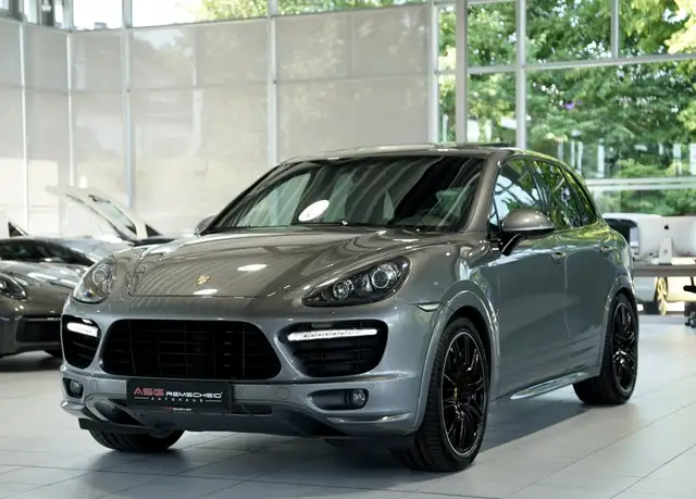 Porsche Cayenne GTS view 5