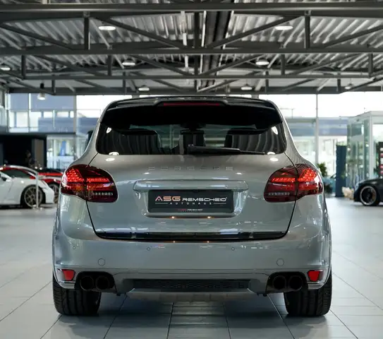 Porsche Cayenne GTS view 10