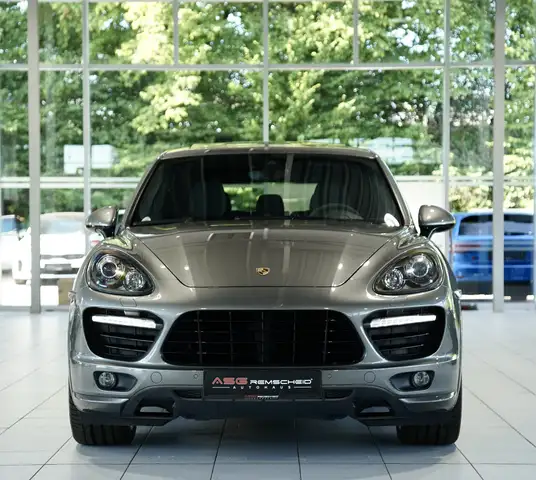 Porsche Cayenne GTS view 4