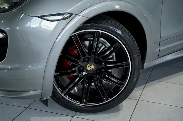 Porsche Cayenne GTS view 3