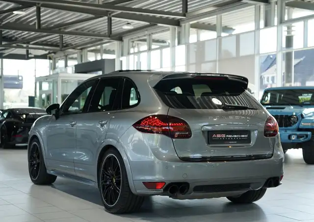 Porsche Cayenne GTS view 11