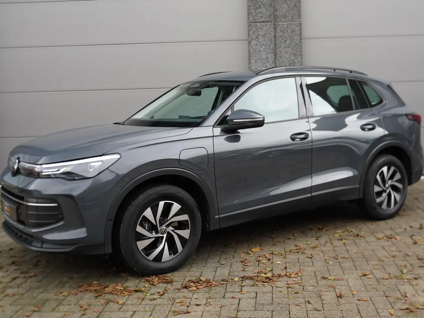 Volkswagen Tiguan PHEV 1.5 eHybrid * CAMERA / DODEHOEK / SFEERVERL * Grijs - 2