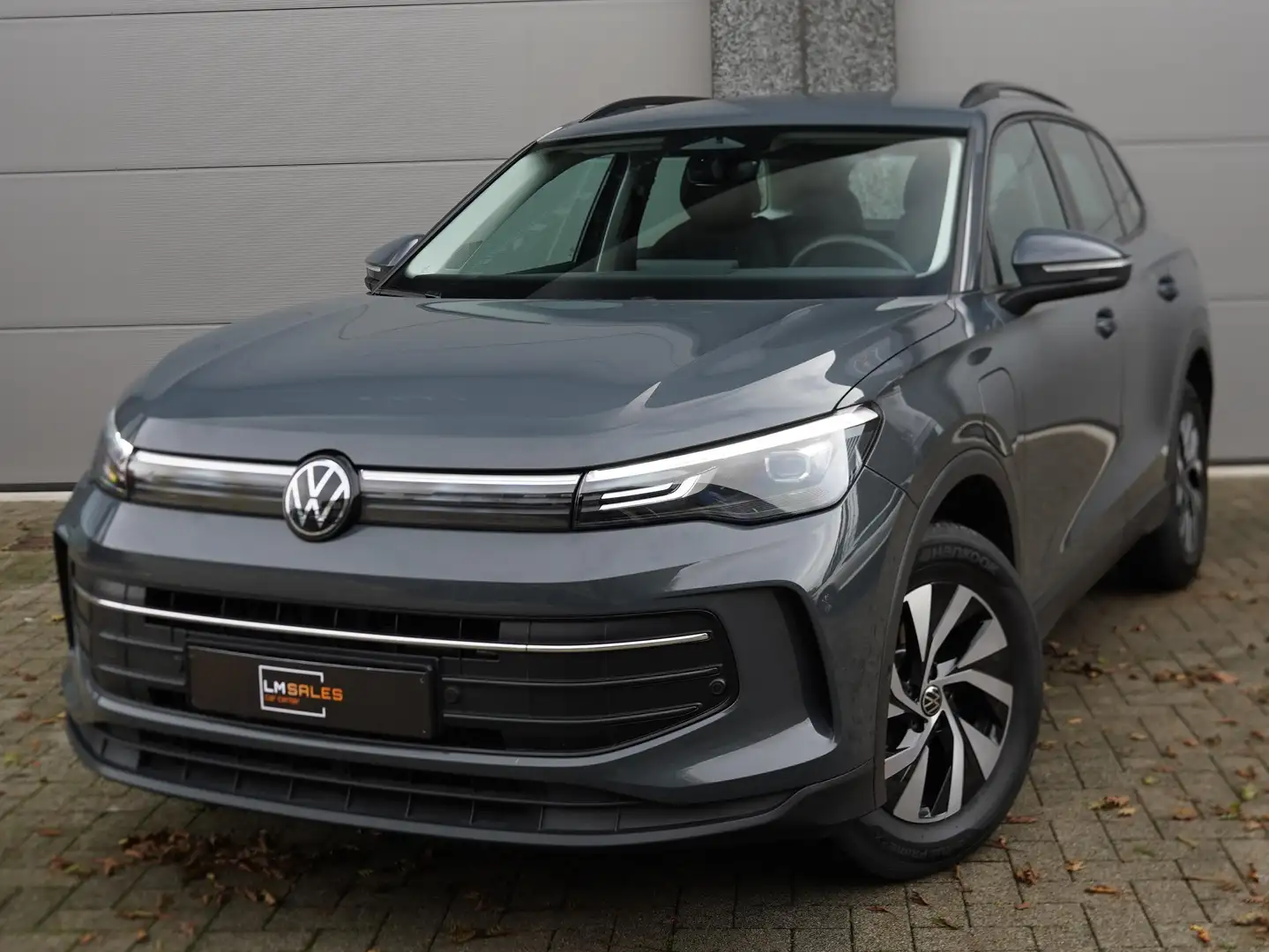 Volkswagen Tiguan PHEV 1.5 eHybrid * CAMERA / DODEHOEK / SFEERVERL * Grijs - 1