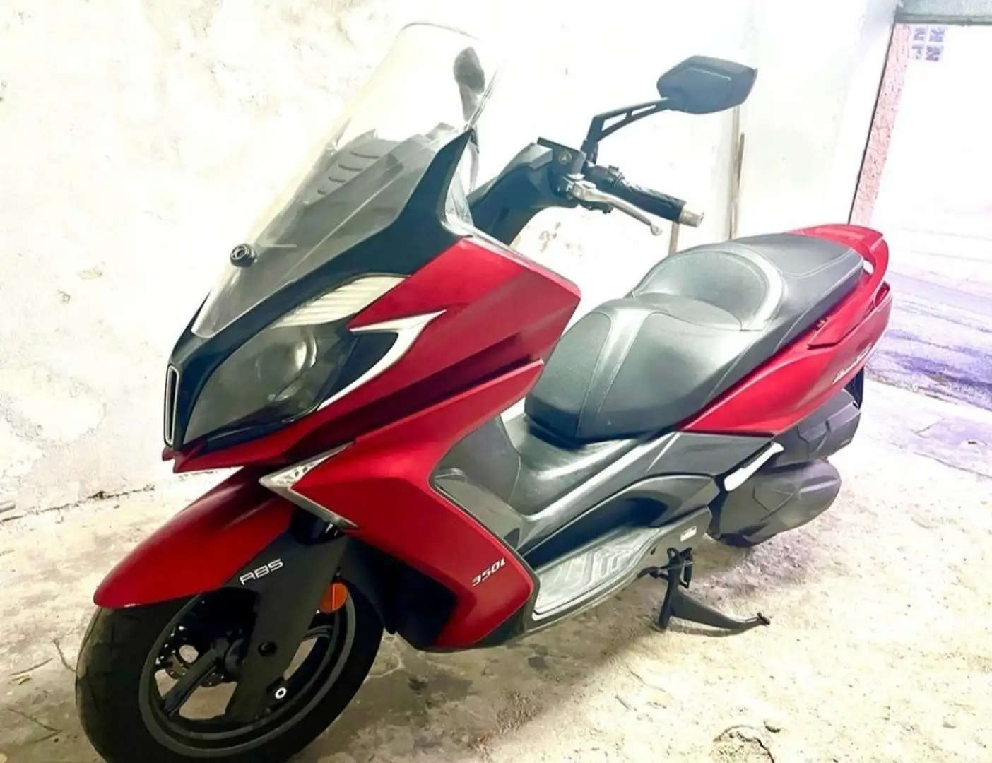 Kymco Downtown 350i Red - 1