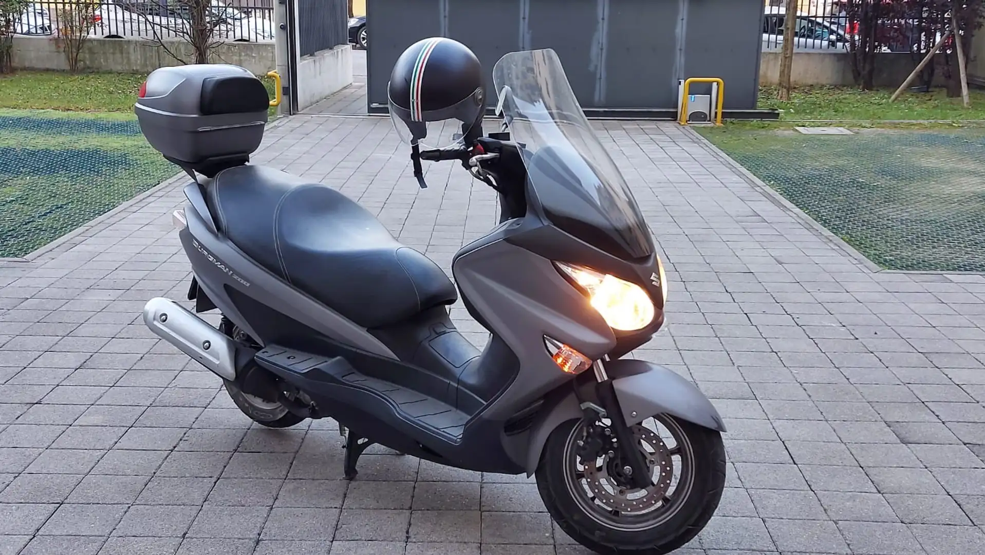 Suzuki Burgman 200 abs , 2 bauletti , 3 caschi - 1