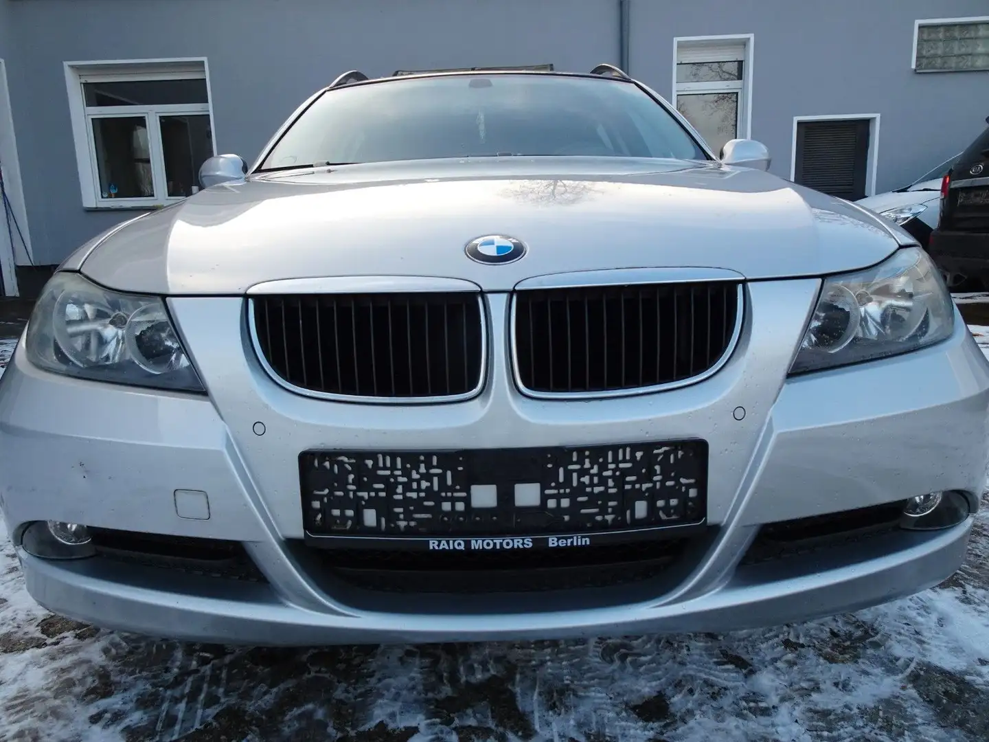 BMW 318 i Touring 95kW, KLIMA-PDC-SHZ-ALU-CD Silber - 2