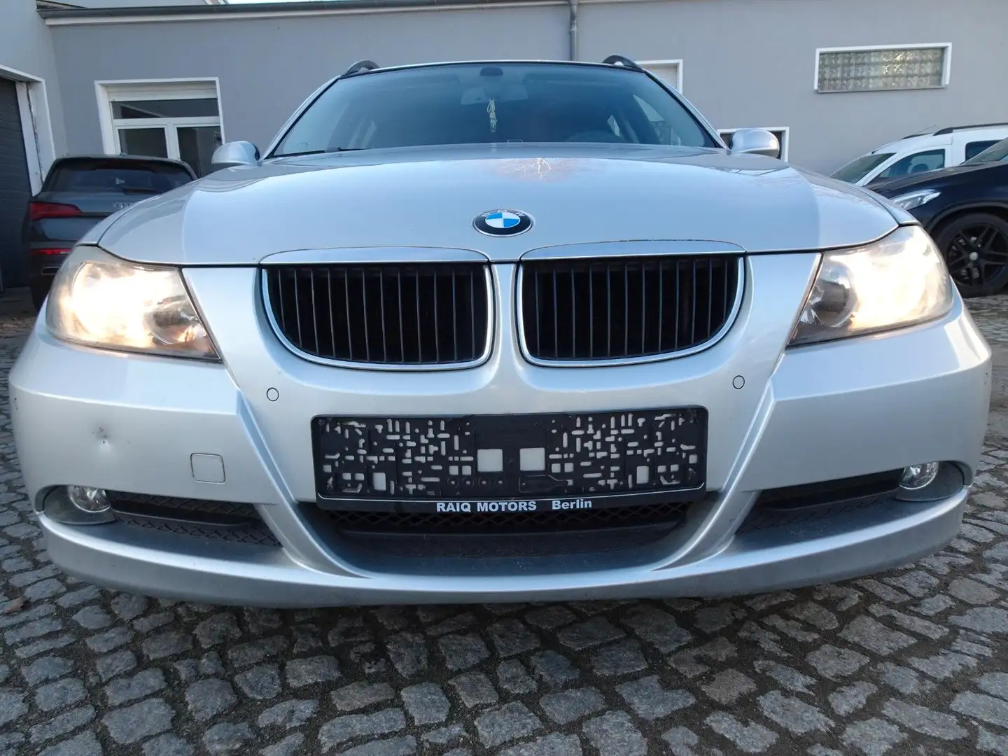 BMW 318 i Touring 95kW, KLIMA-PDC-SHZ-ALU-CD Silber - 2