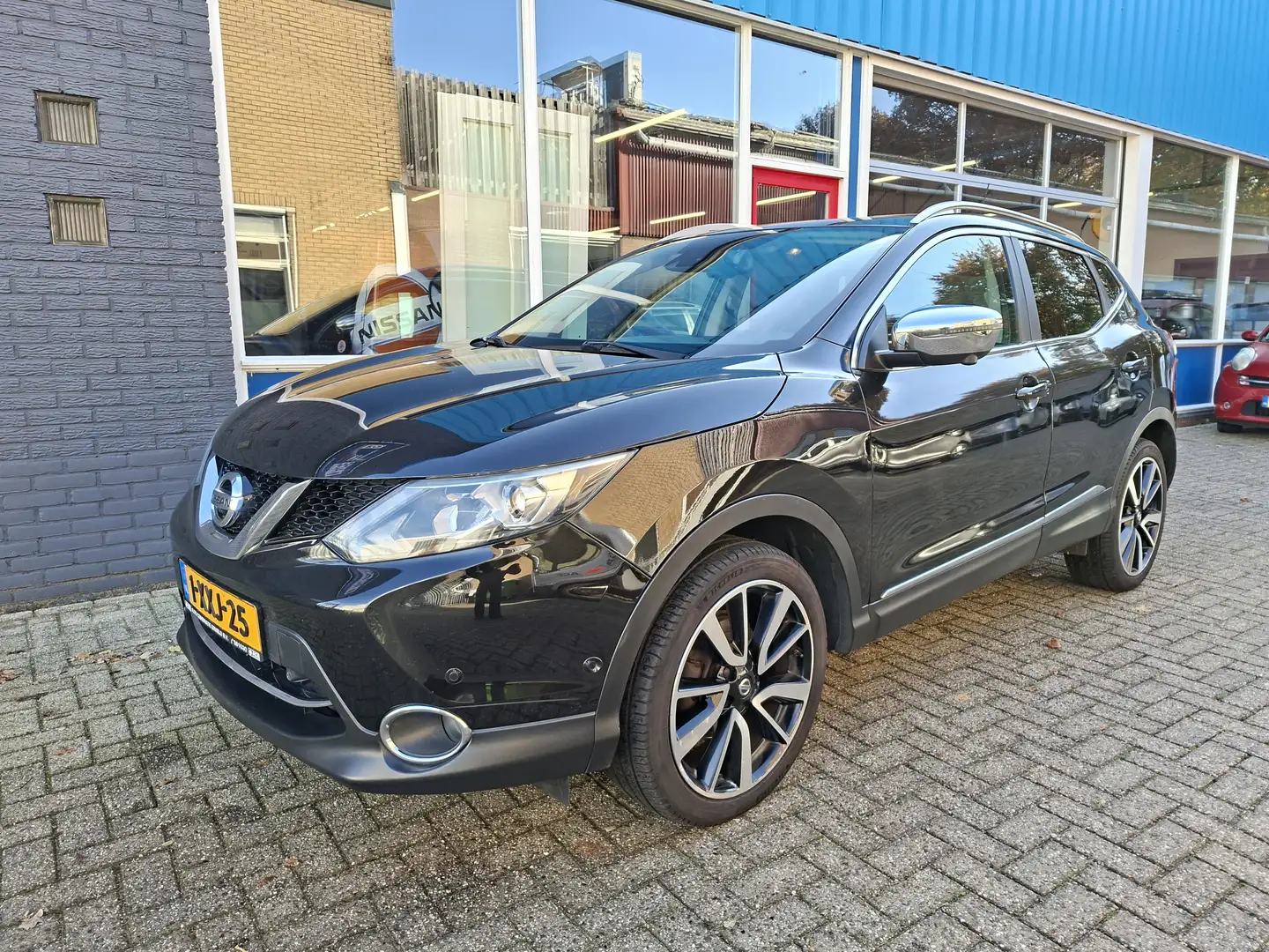Nissan Qashqai 1.2 Tekna + 360 Camera Trekhaak Panoramadak RIJKLA Zwart - 1