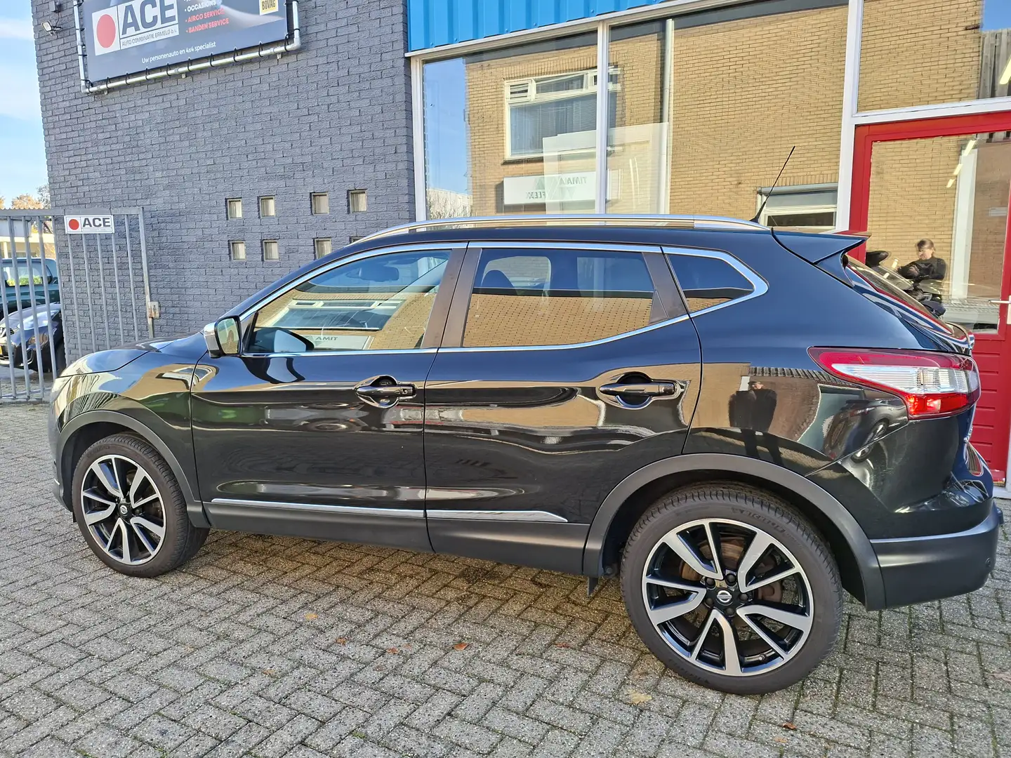 Nissan Qashqai 1.2 Tekna + 360 Camera Trekhaak Panoramadak RIJKLA Zwart - 2