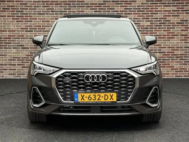 Audi Q3 view 4