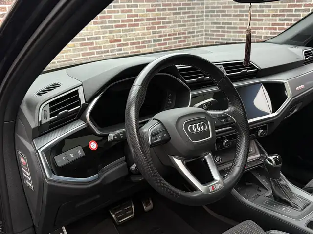 Audi Q3 view 3