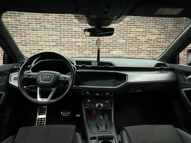 Audi Q3 view 6