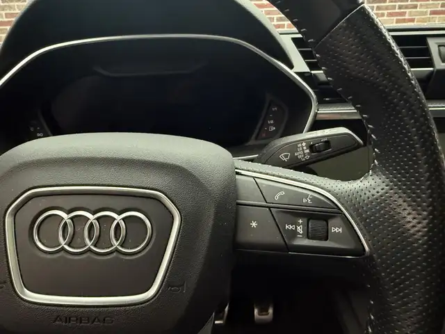 Audi Q3 view 8